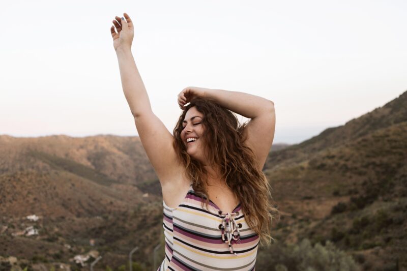 mulher-sorridente-despreocupada-ao-ar-livre-na-natureza