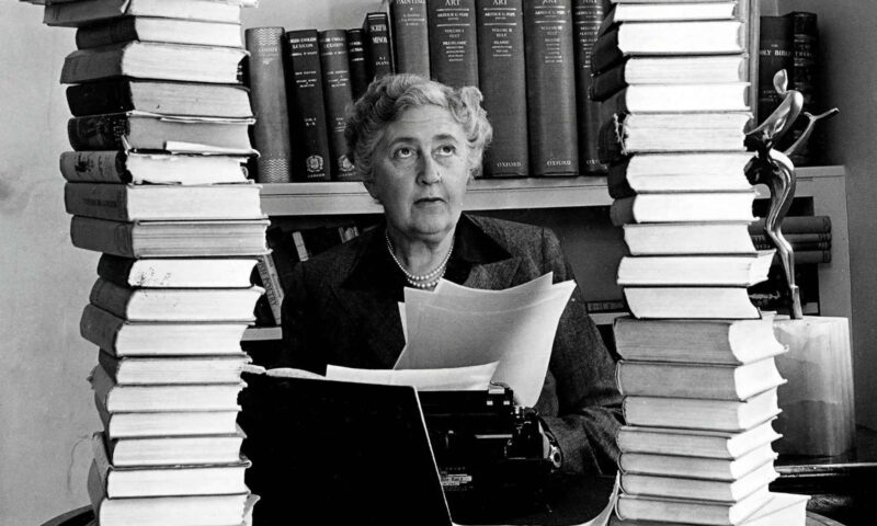 Agatha Christie lendo um livro P&B